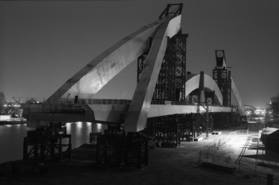 883877 Gezicht op de in aanbouw zijnde Werskpoorbrug over het Amsterdam-Rijnkanaal te Utrecht, bij nacht.